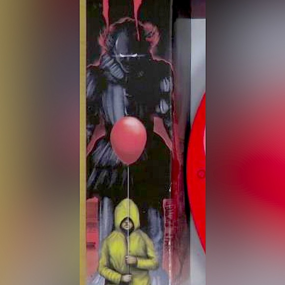 ‘It’ wall clock - Picture 3 of 4